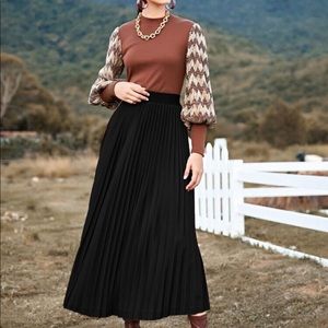 Wide waist band pleated maxi skirt